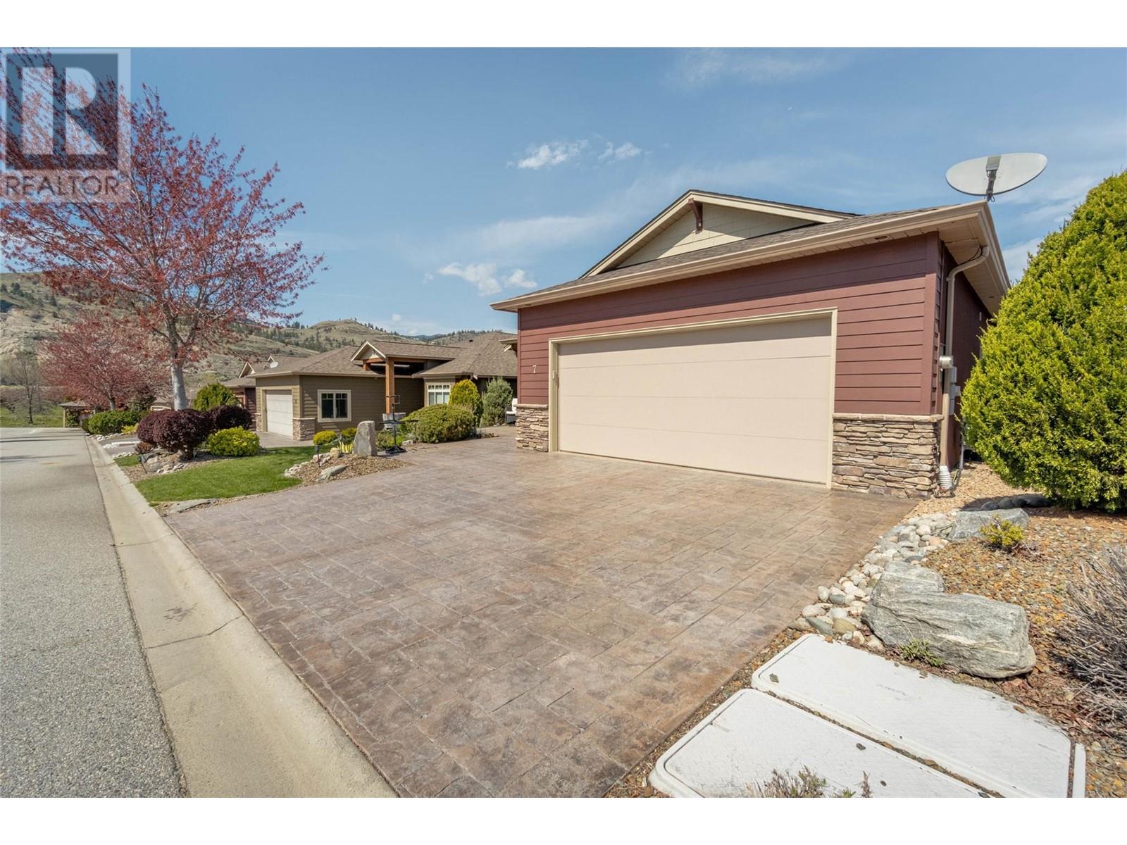 6833 MEADOWS Drive Unit# 7, Oliver