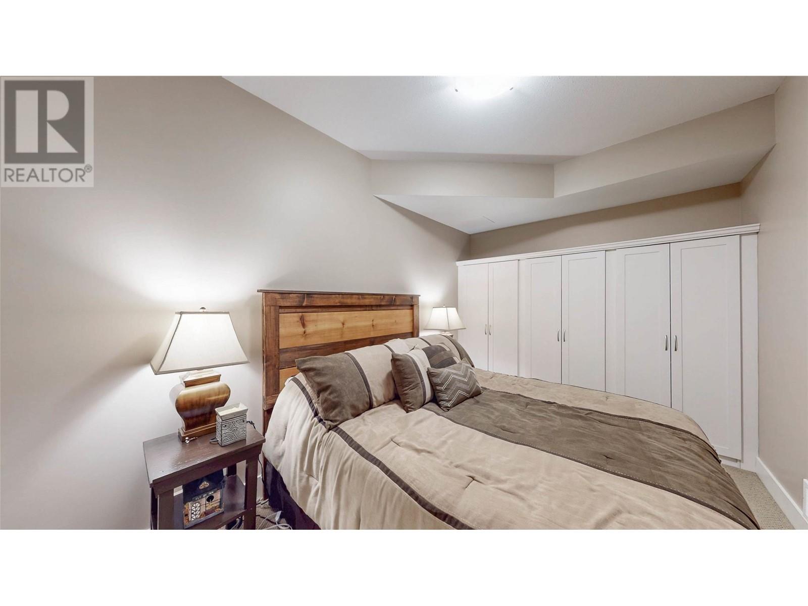 6833 MEADOWS Drive Unit# 7, Oliver