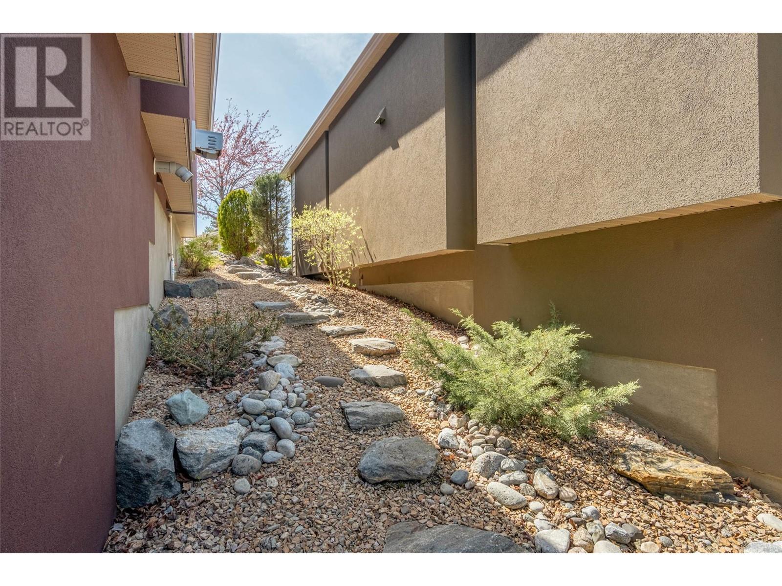 6833 MEADOWS Drive Unit# 7, Oliver