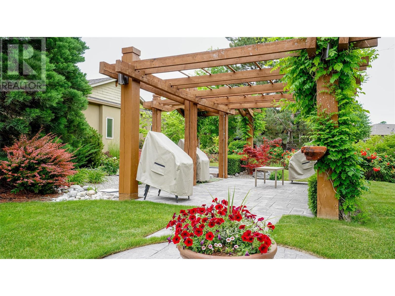 6833 MEADOWS Drive Unit# 7, Oliver