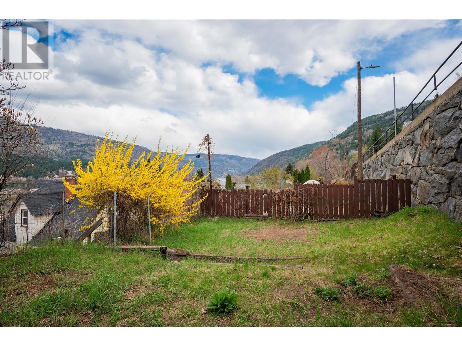 916 Nelson Avenue, Trail