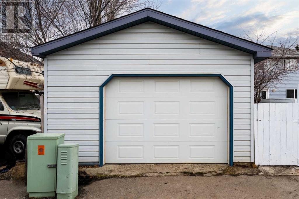 Single Family House Bi-level for Sale in  Laguna Way NE Monterey Park Calgary 
