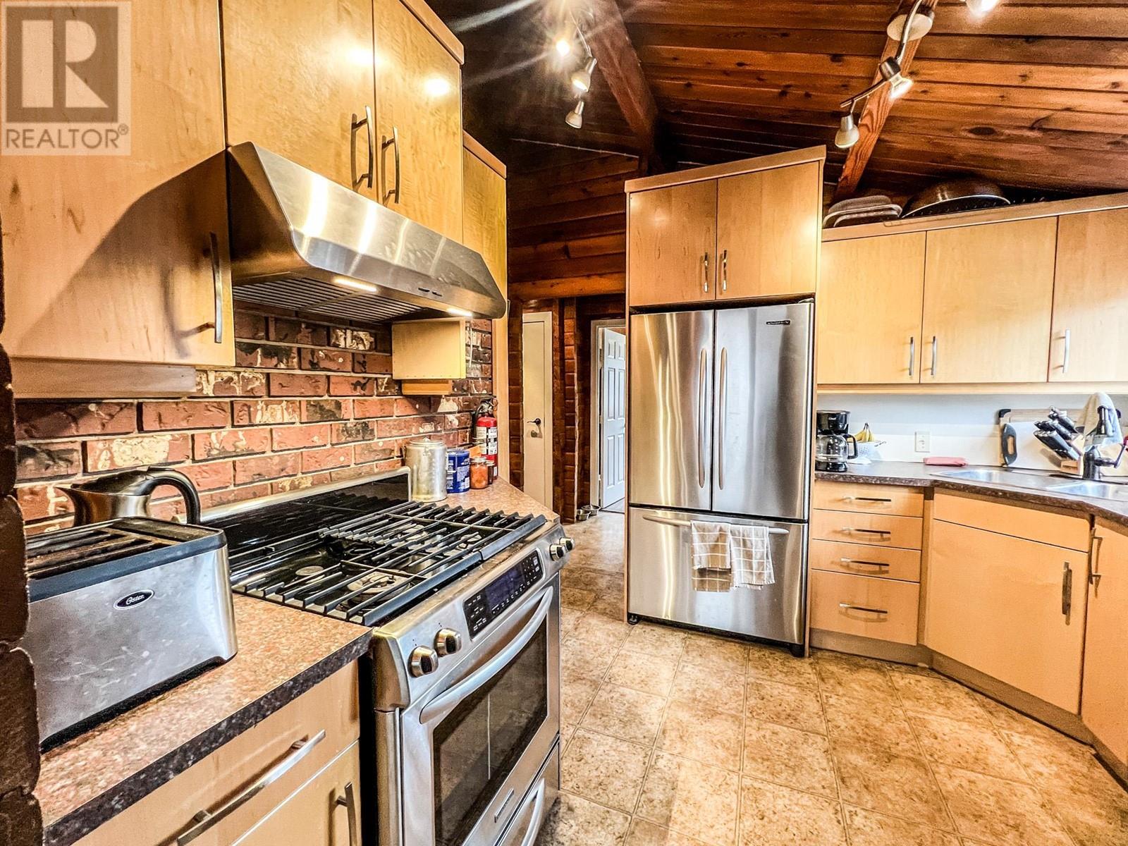 Photo 31 of 4848 Hammond Avenue, Edgewater BC