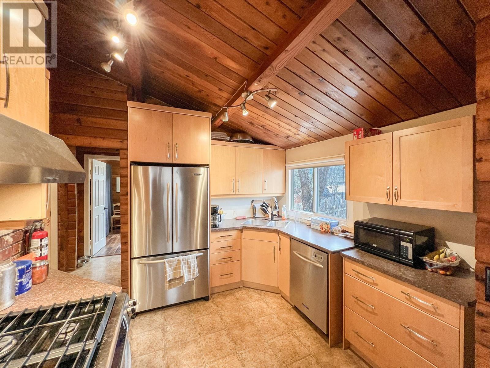 Photo 22 of 4848 Hammond Avenue, Edgewater BC