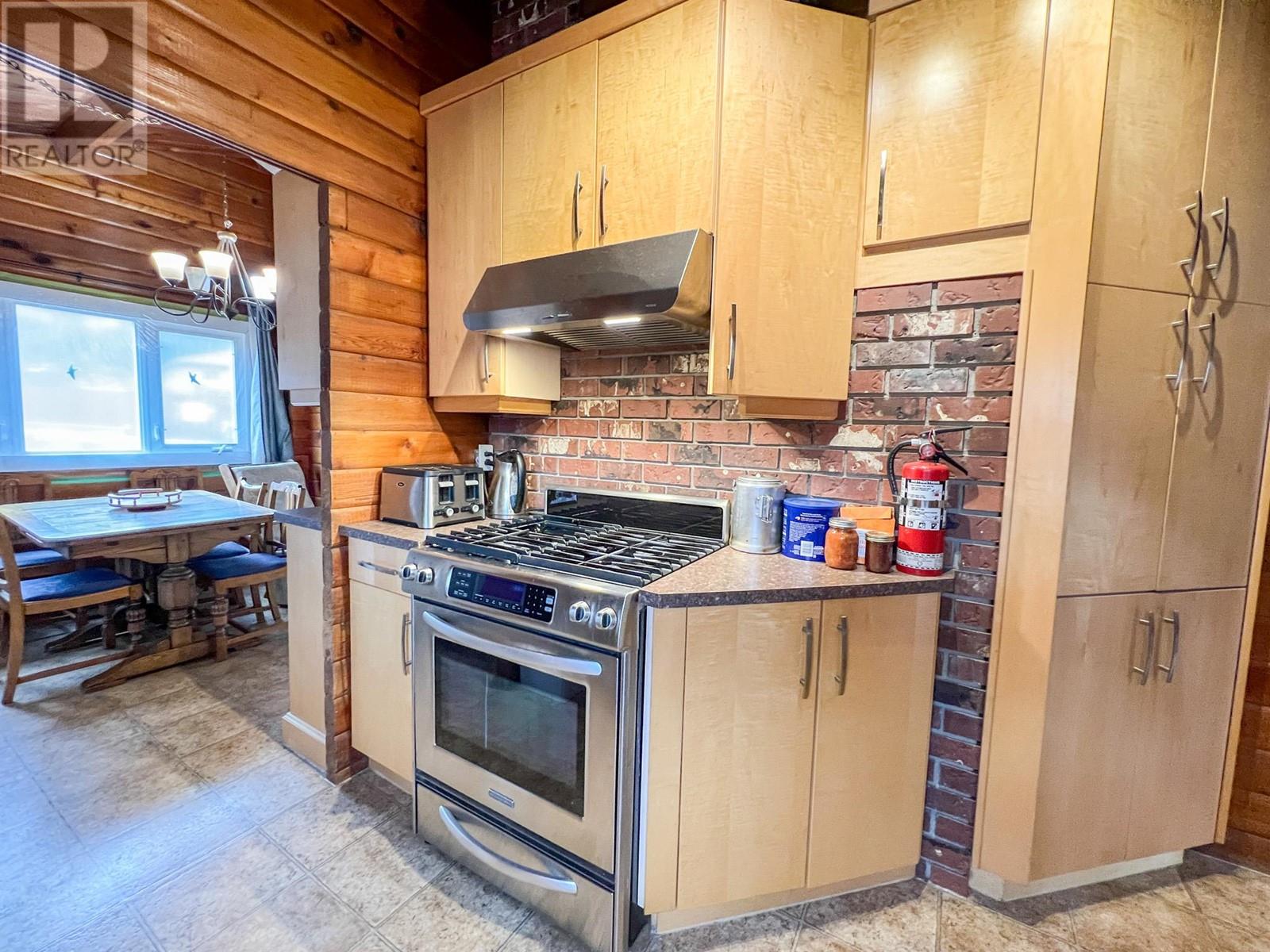 Photo 3 of 4848 Hammond Avenue, Edgewater BC