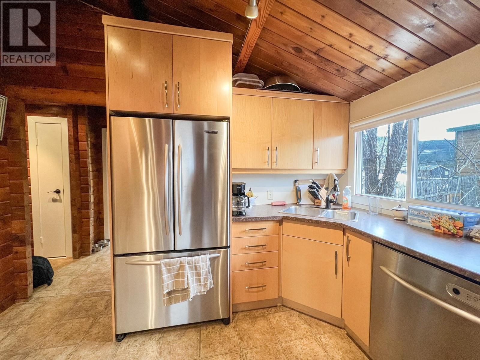 Photo 18 of 4848 Hammond Avenue, Edgewater BC