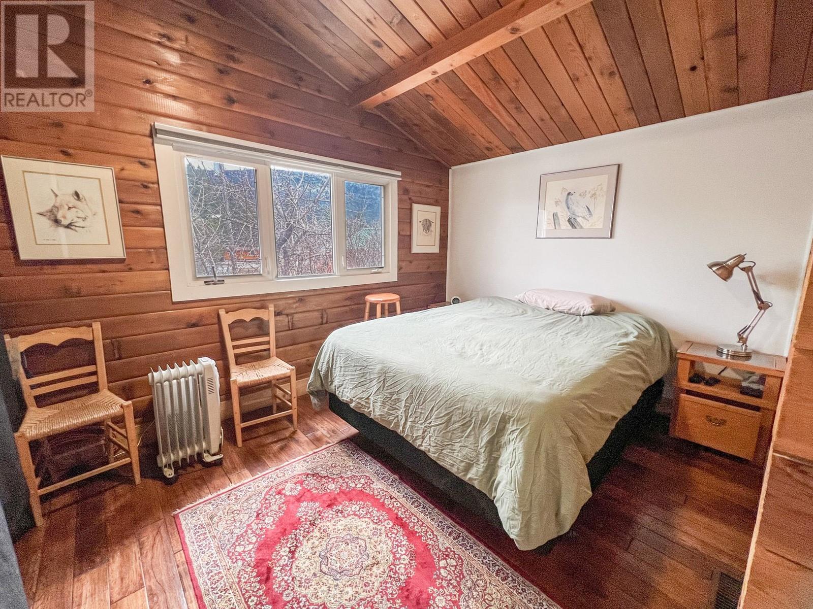 Photo 10 of 4848 Hammond Avenue, Edgewater BC