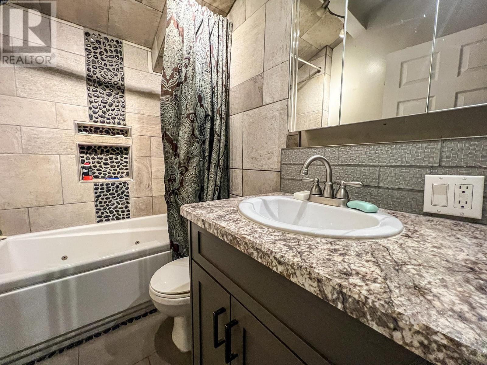 Photo 15 of 4848 Hammond Avenue, Edgewater BC