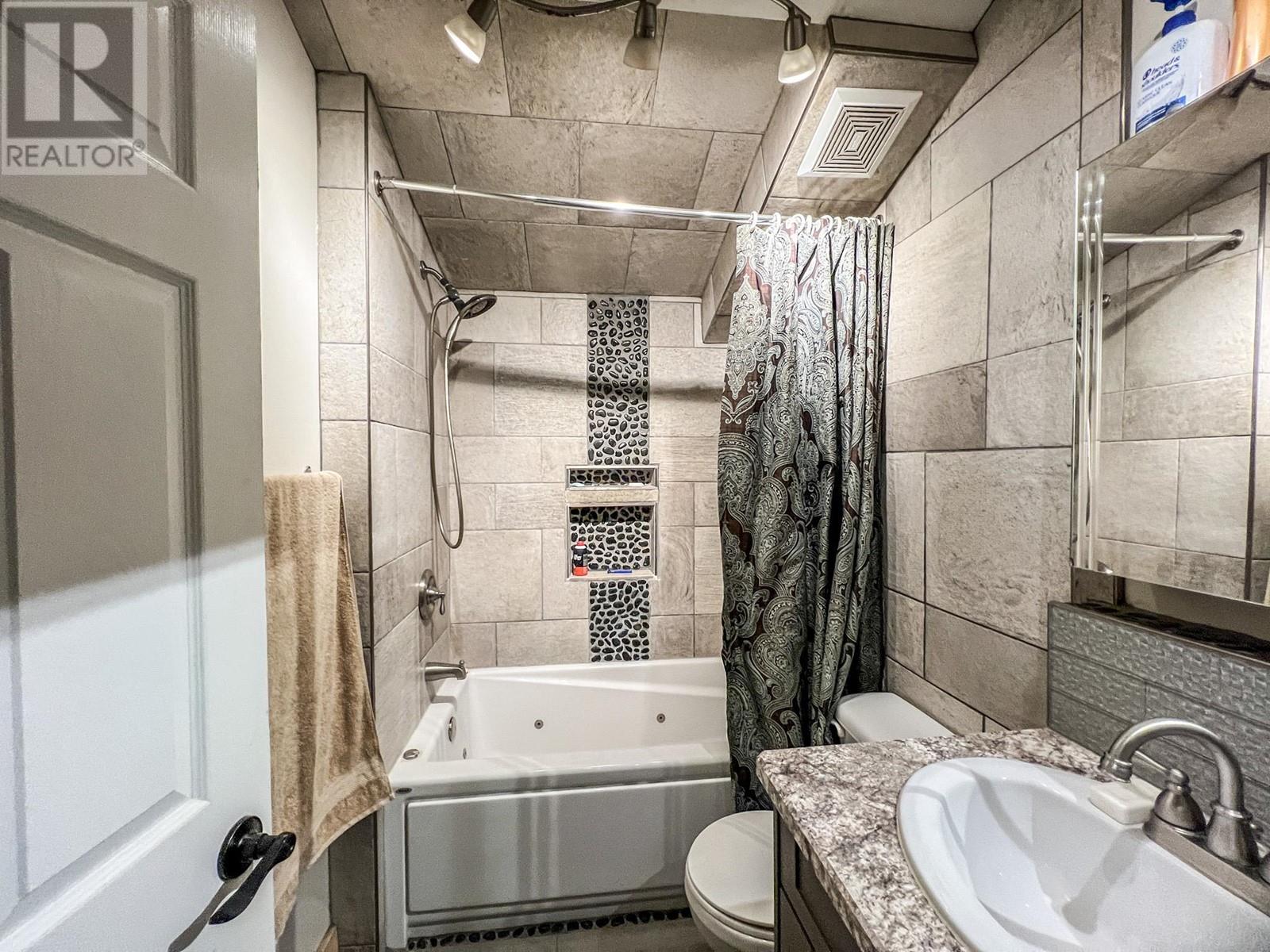Photo 11 of 4848 Hammond Avenue, Edgewater BC