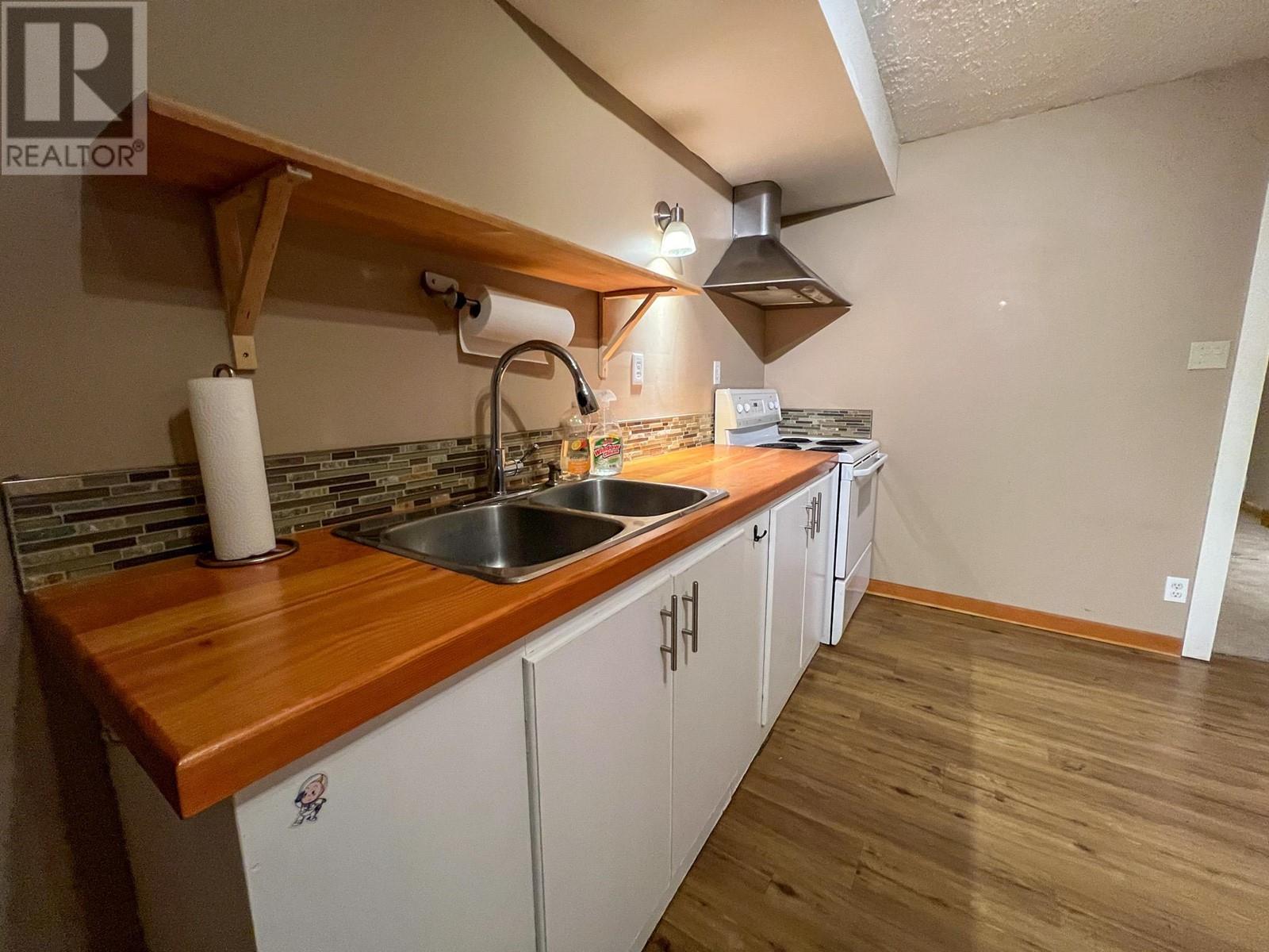 Photo 14 of 4848 Hammond Avenue, Edgewater BC
