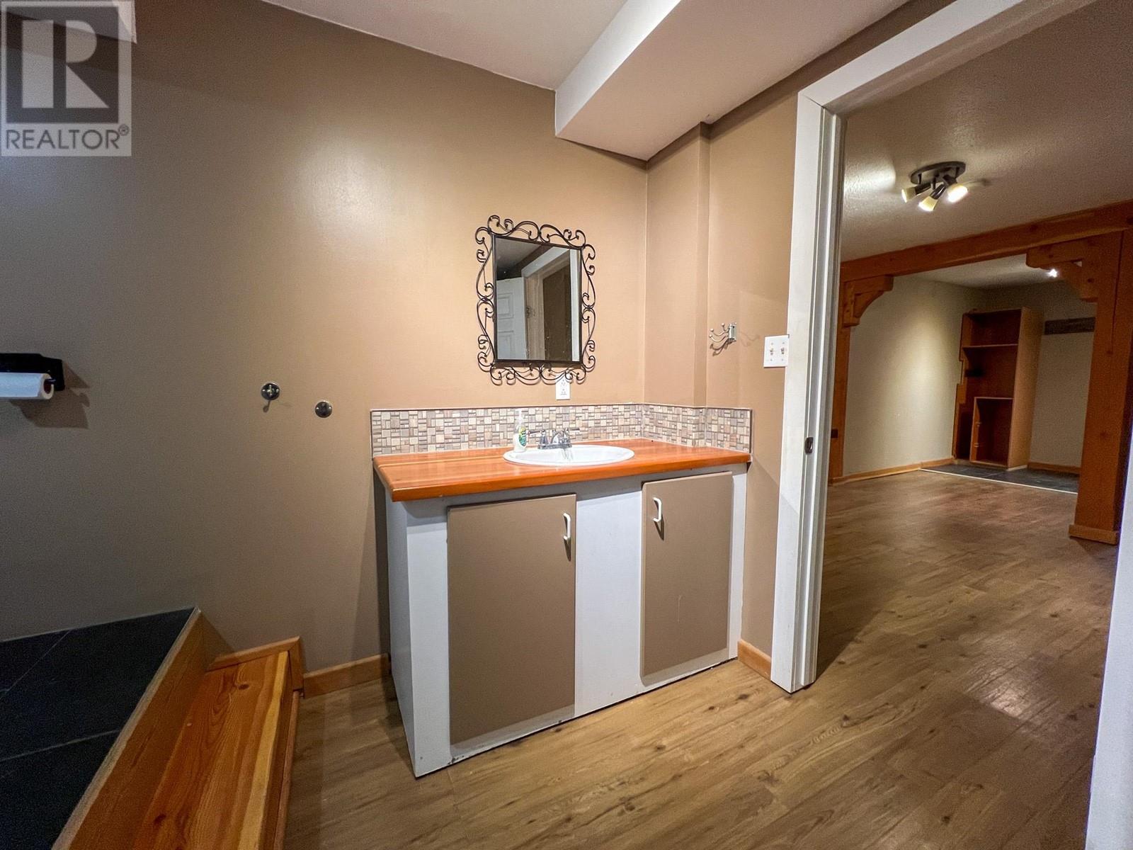 Photo 8 of 4848 Hammond Avenue, Edgewater BC