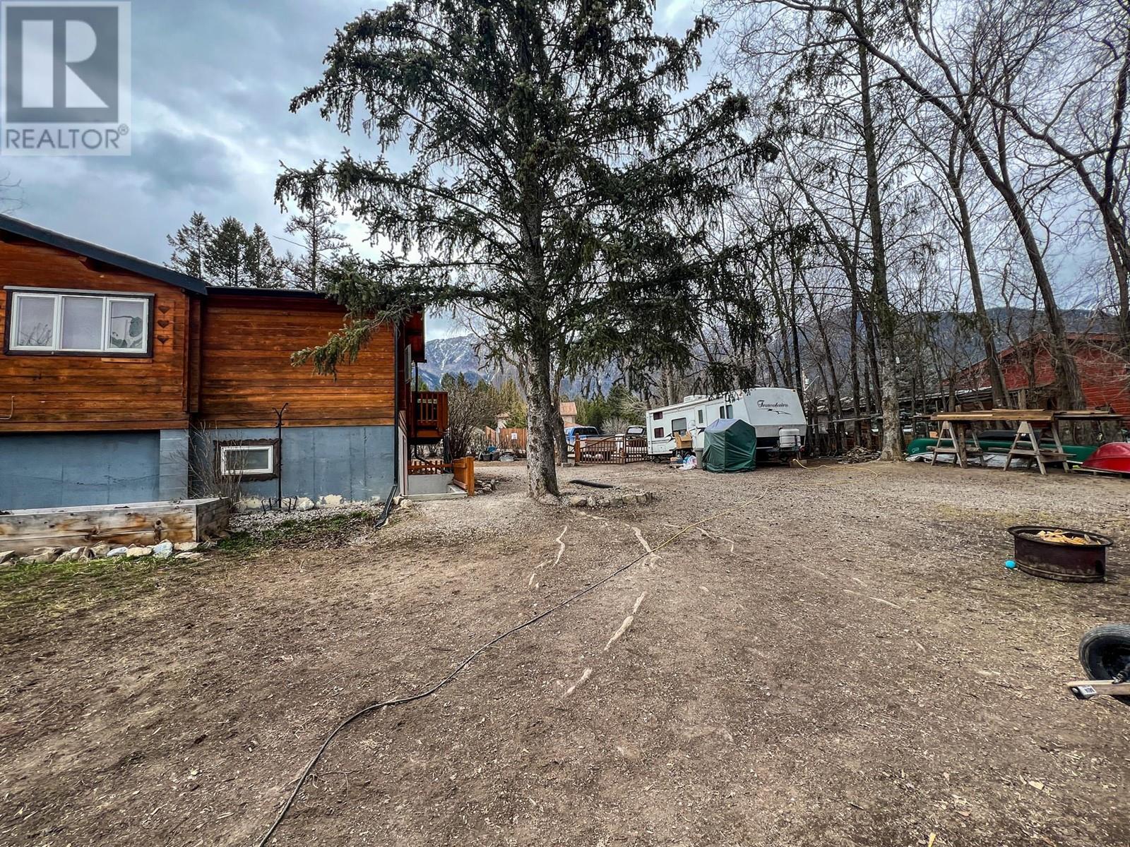 Photo 4 of 4848 Hammond Avenue, Edgewater BC