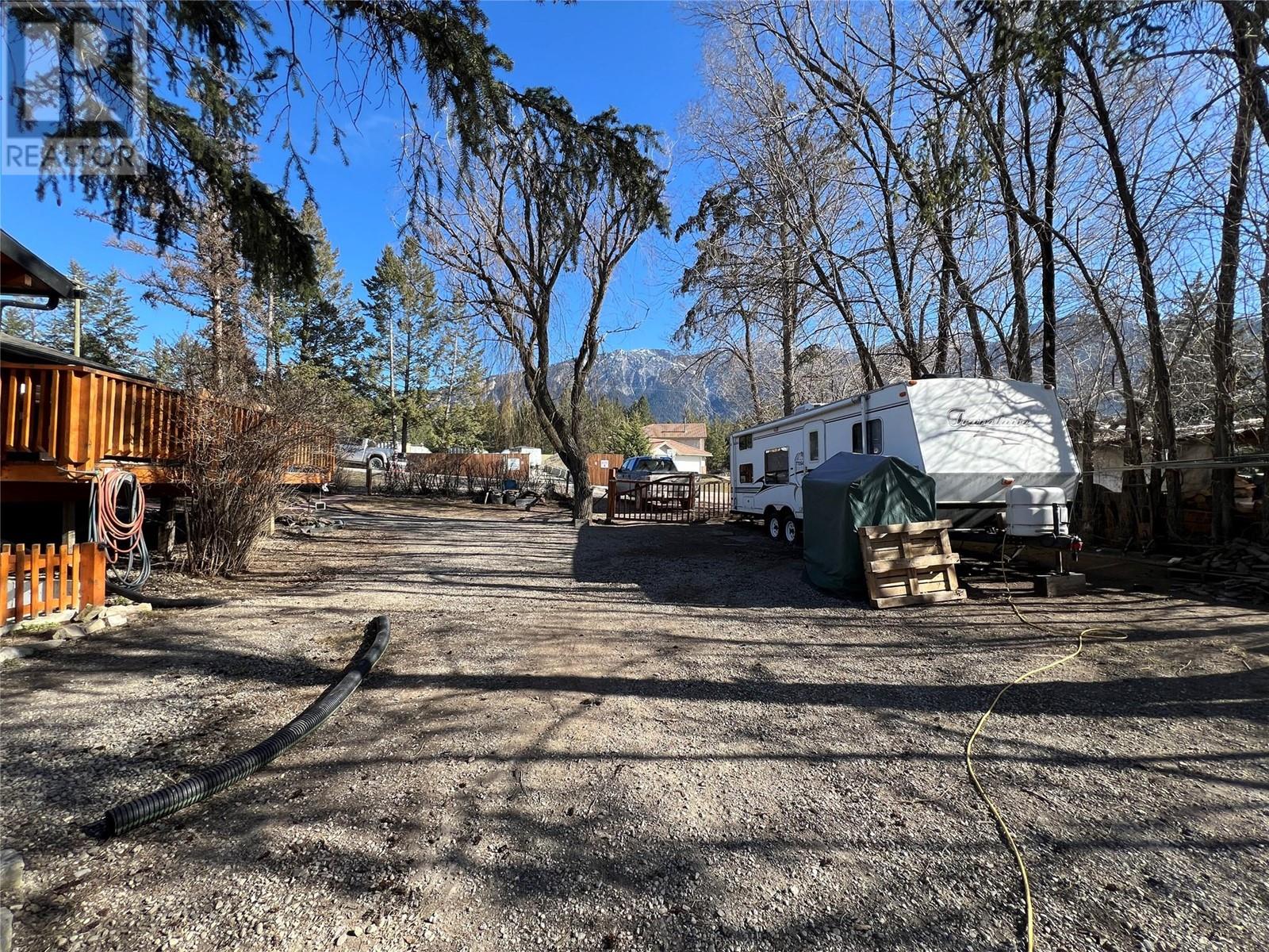 Photo 2 of 4848 Hammond Avenue, Edgewater BC