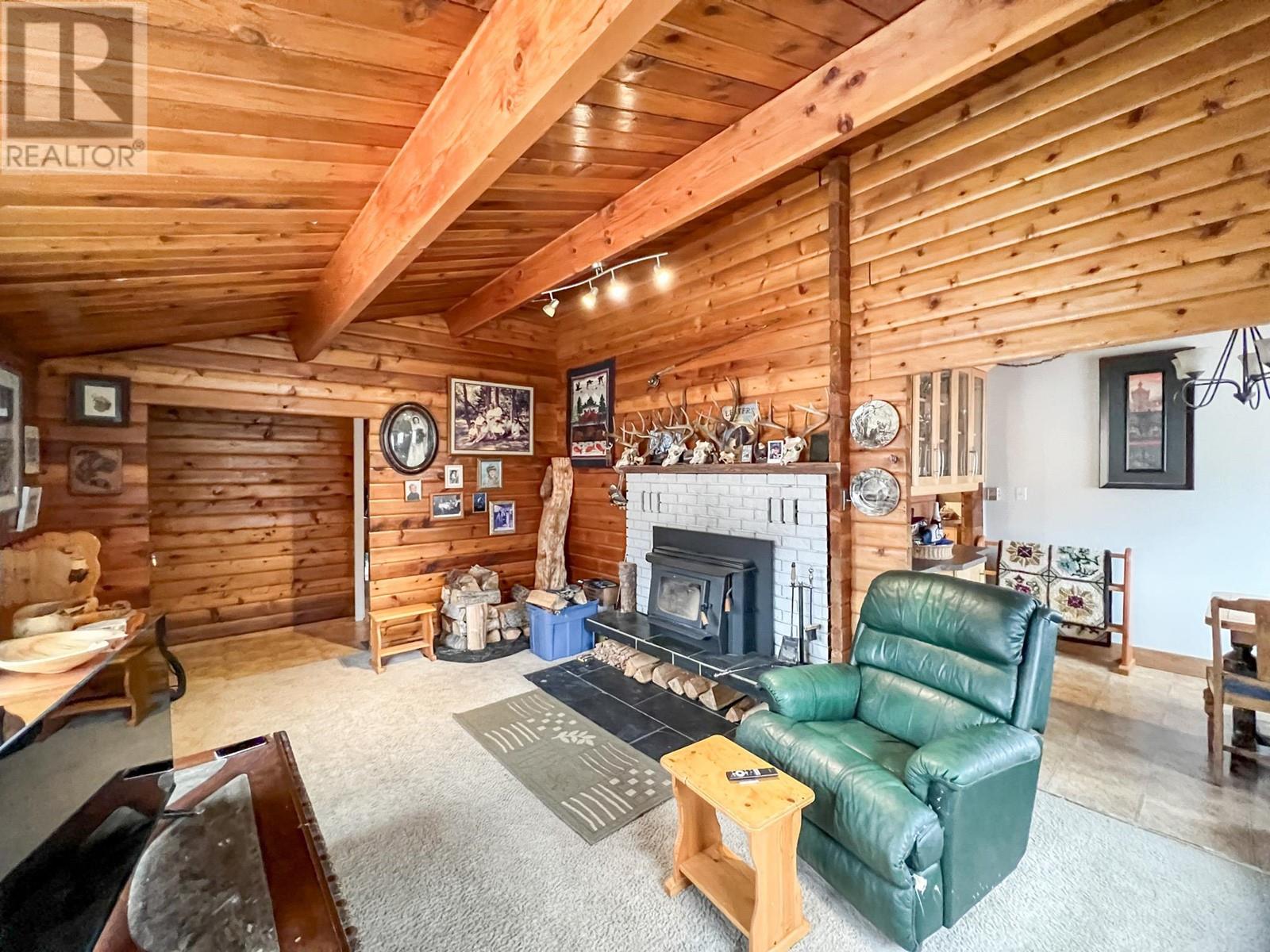 Photo 7 of 4848 Hammond Avenue, Edgewater BC