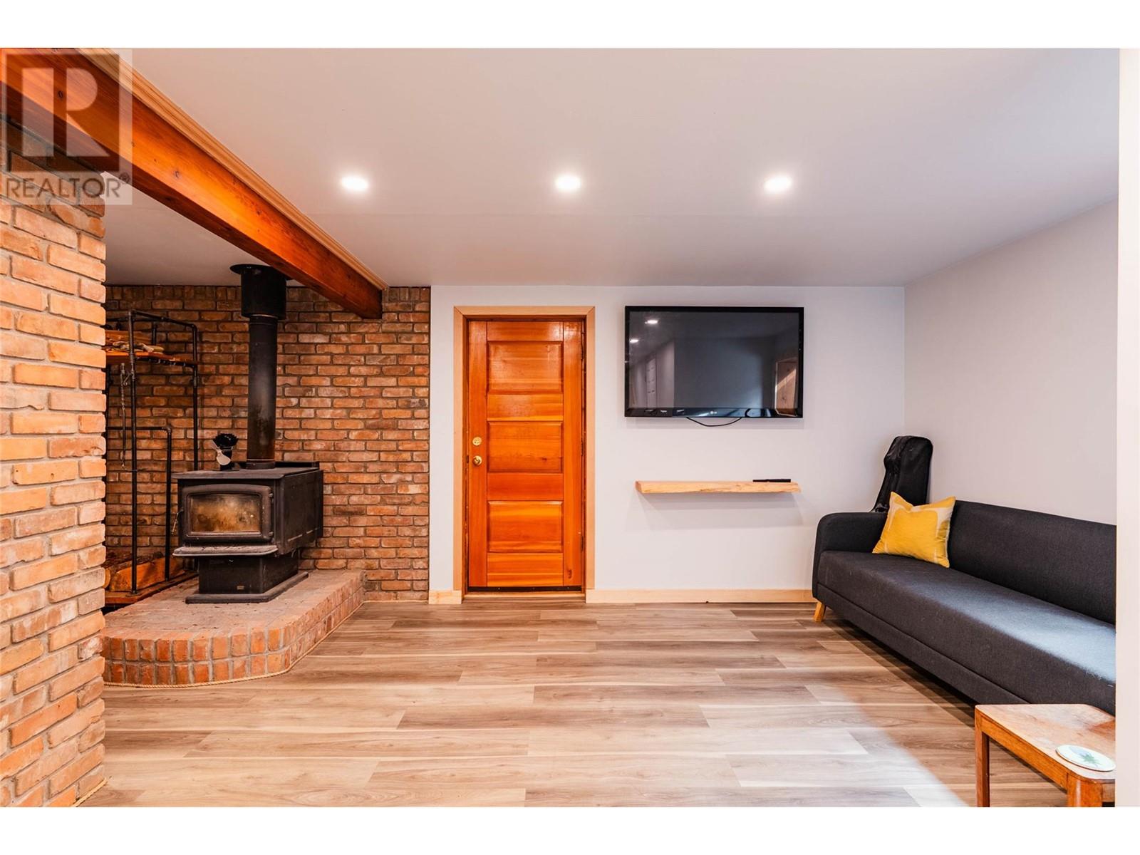 3250 SOUTH SLOCAN VILLAGE Road, South Slocan