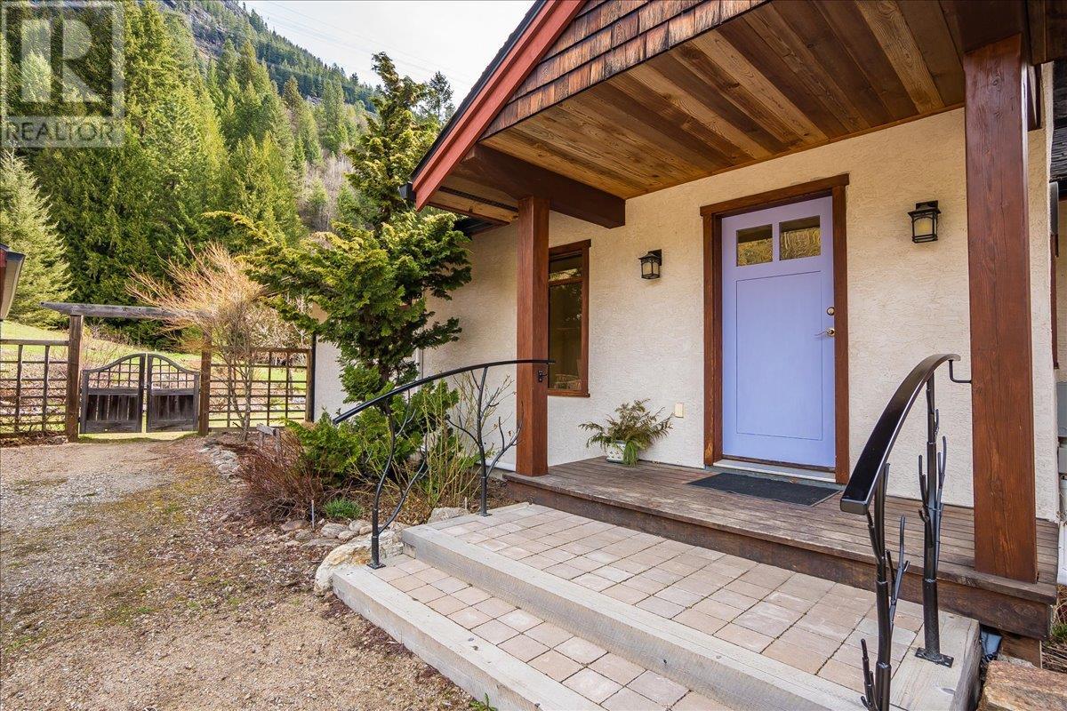 3092 Poohachoff Road, Slocan Park