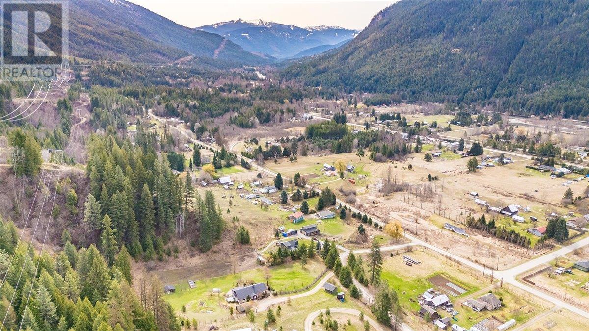 3092 Poohachoff Road, Slocan Park