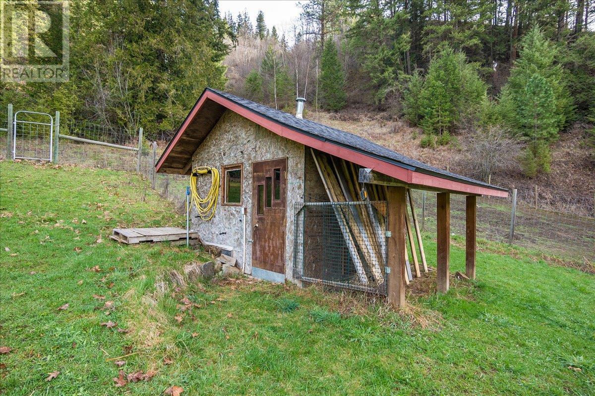 3092 Poohachoff Road, Slocan Park