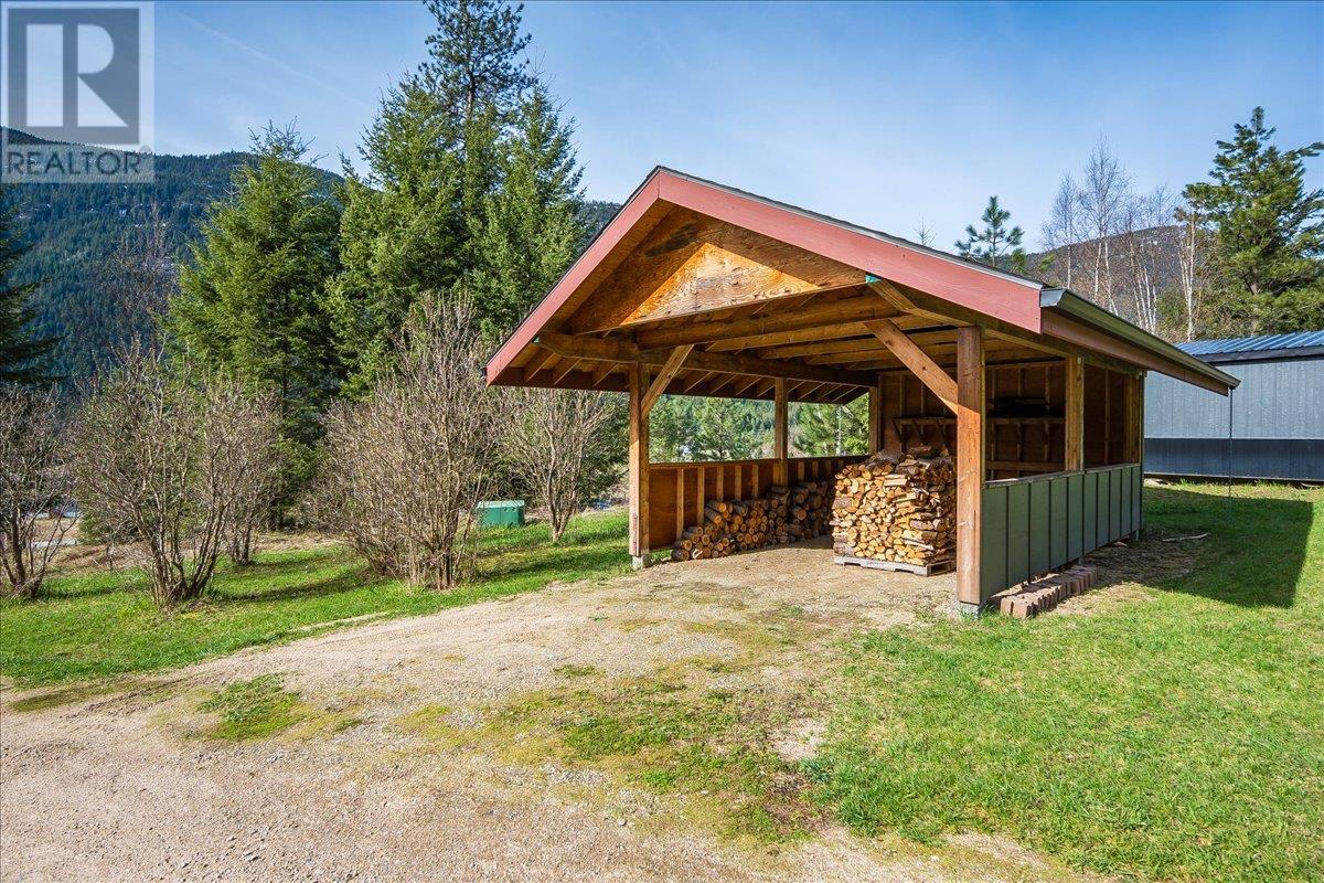 3092 Poohachoff Road, Slocan Park