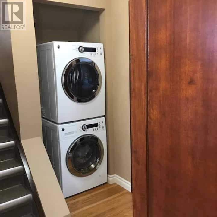 Single Family House 4 Level for Sale in  Brisebois Drive NW Brentwood Calgary 