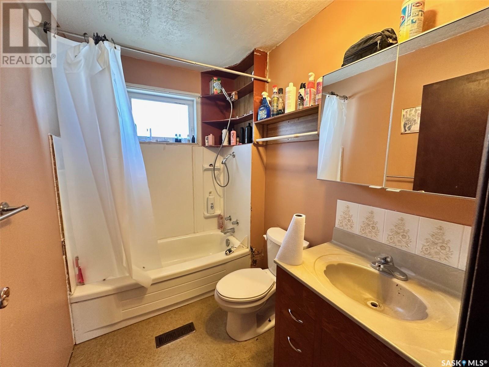 Photo 8 of 706 Railway Street, Chitek Lake SK