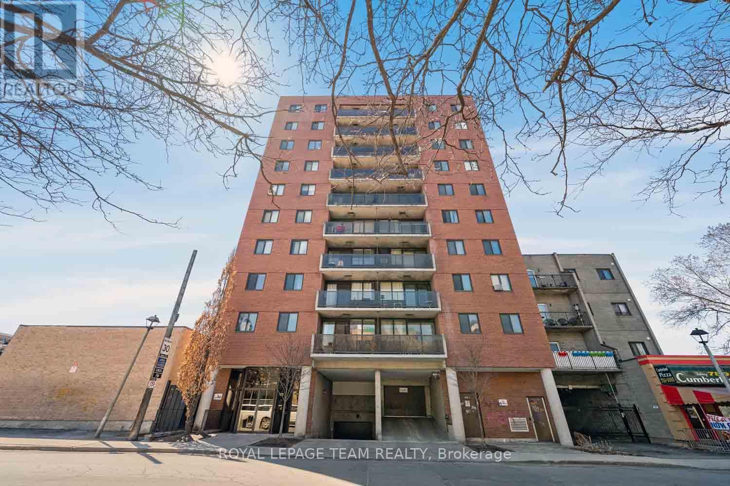 https://ddfcdn.realtor.ca/listing/TS638809052416670000/reb76/highres/3/x12094683_1.jpg