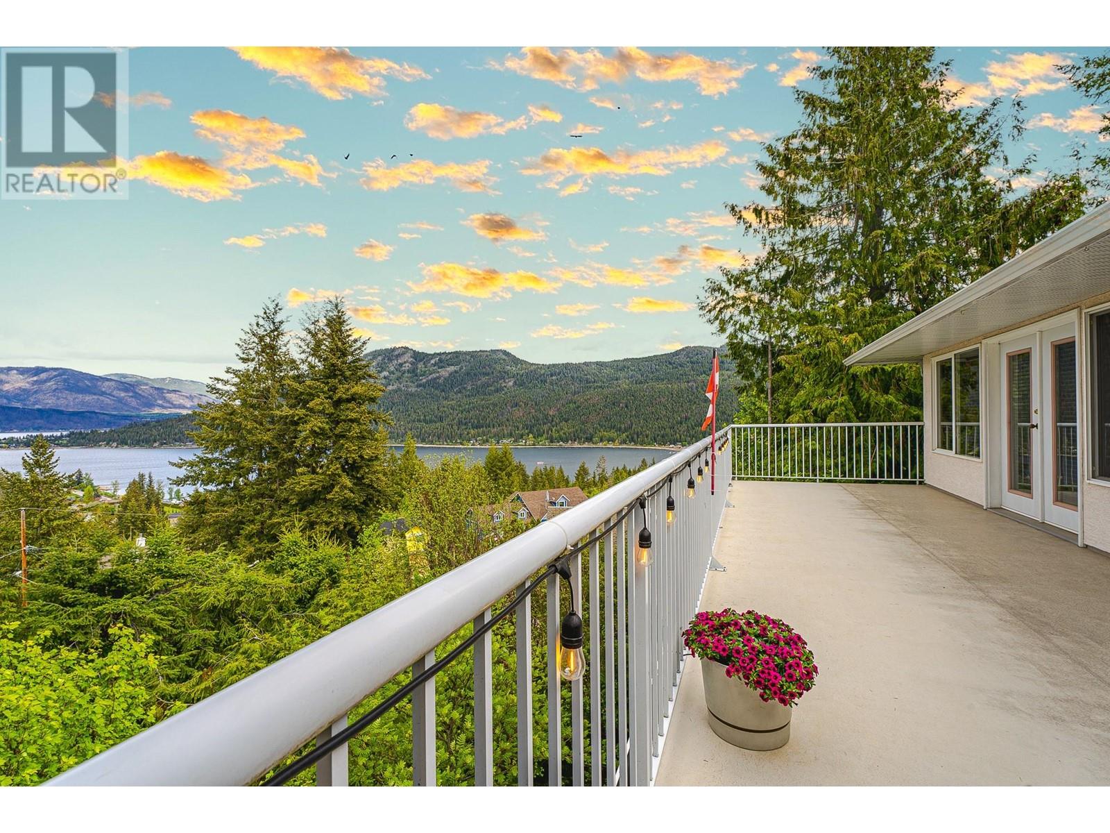  2535 Waverly Drive, Blind Bay