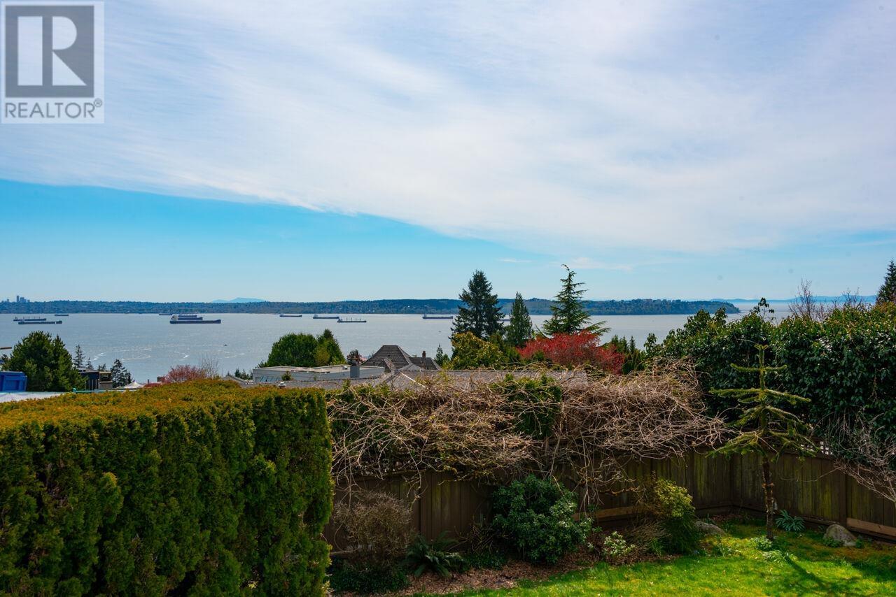 4231 ROCKRIDGE CRESCENT, West Vancouver