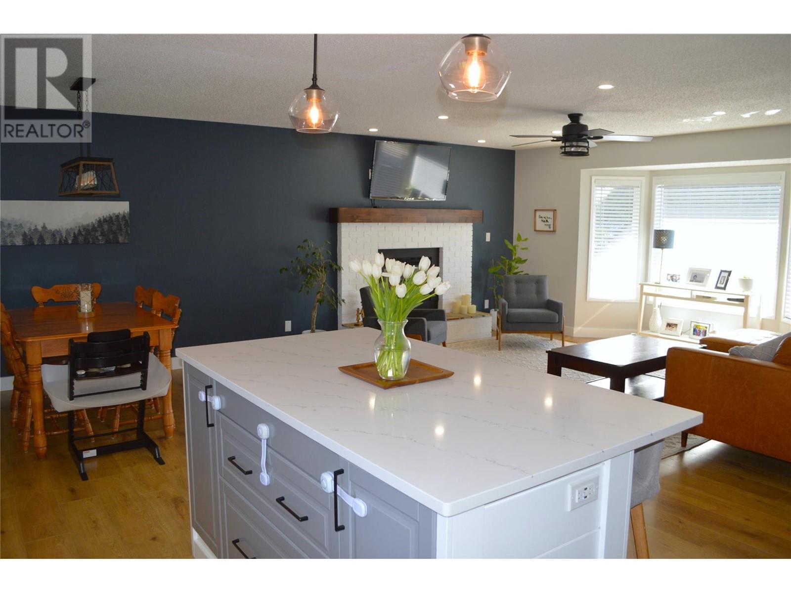 207 Wellington Crescent, Grand Forks