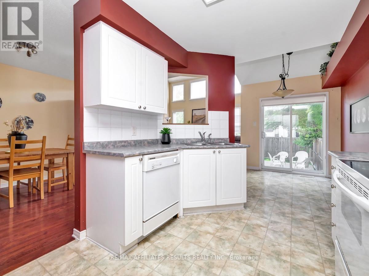 https://ddfcdn.realtor.ca/listing/TS638809268329730000/reb76/highres/0/x12096330_12.jpg