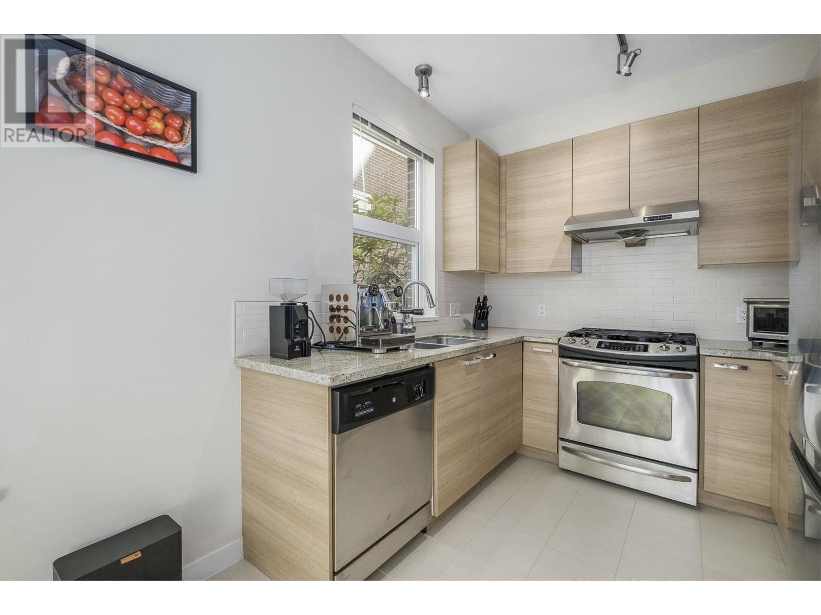 121 9399 ODLIN ROAD, Richmond real estate listing R2992373