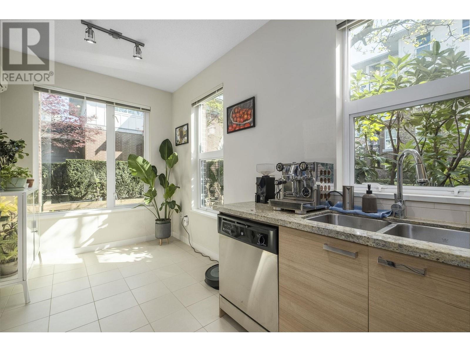 121 9399 ODLIN ROAD, Richmond real estate listing R2992373