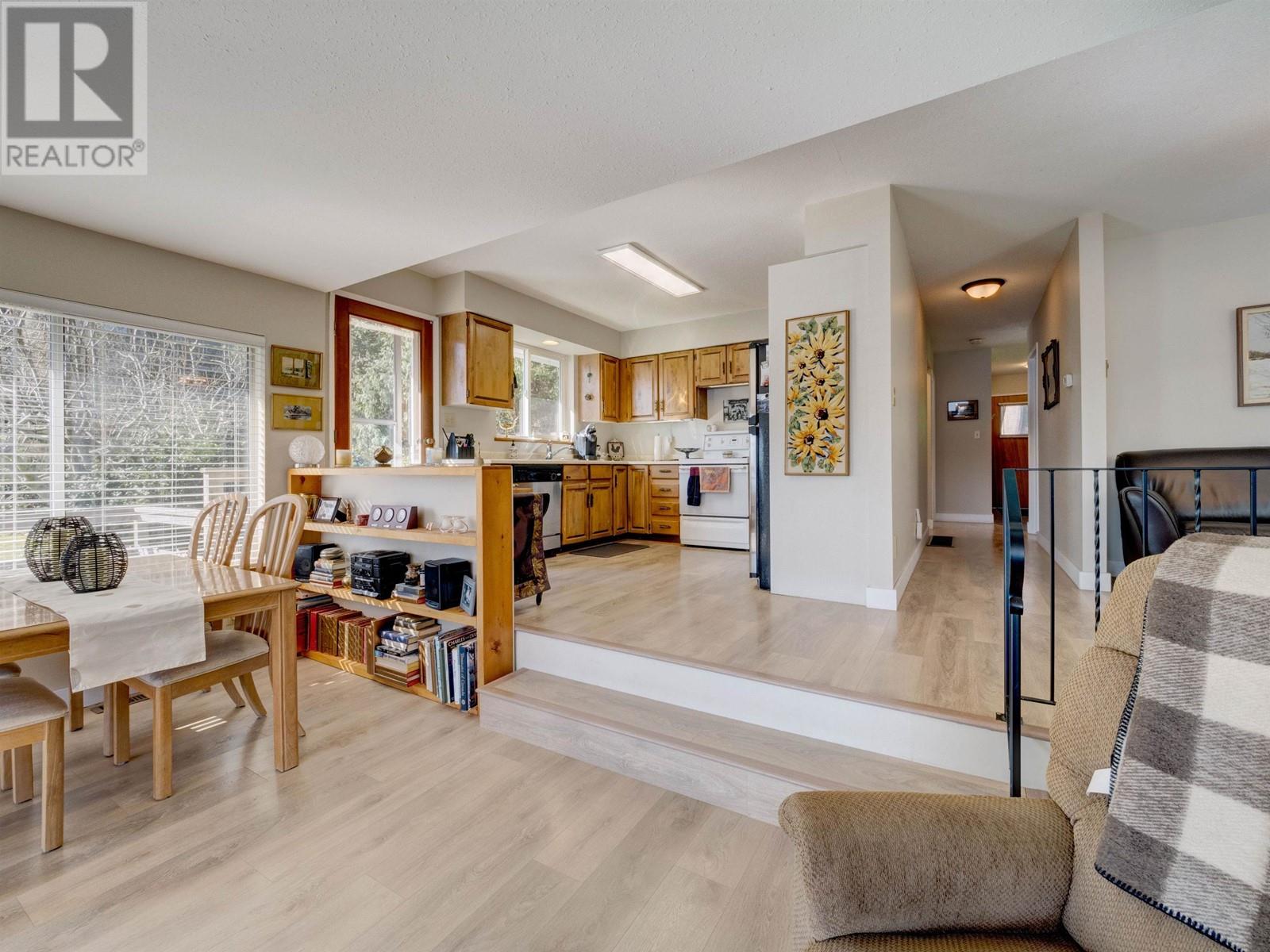 7653 REDROOFFS ROAD, Halfmoon Bay