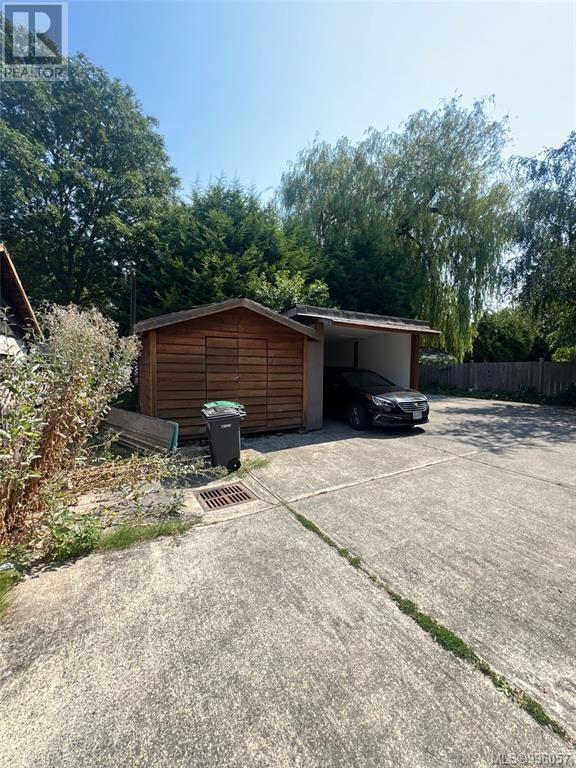 3185 Quadra St, Victoria