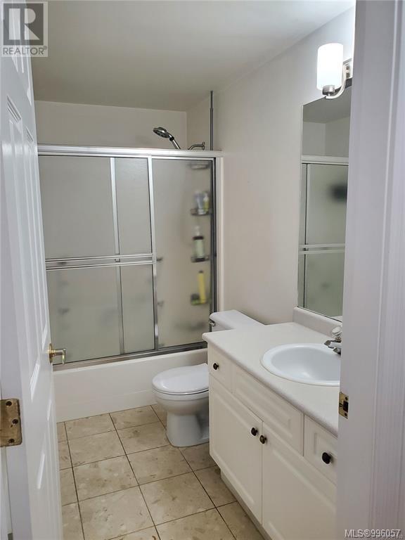 3185 Quadra St, Victoria