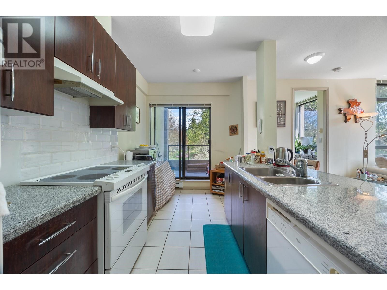 Photo 15 of 307 7388 Sandborne Avenue, Burnaby BC