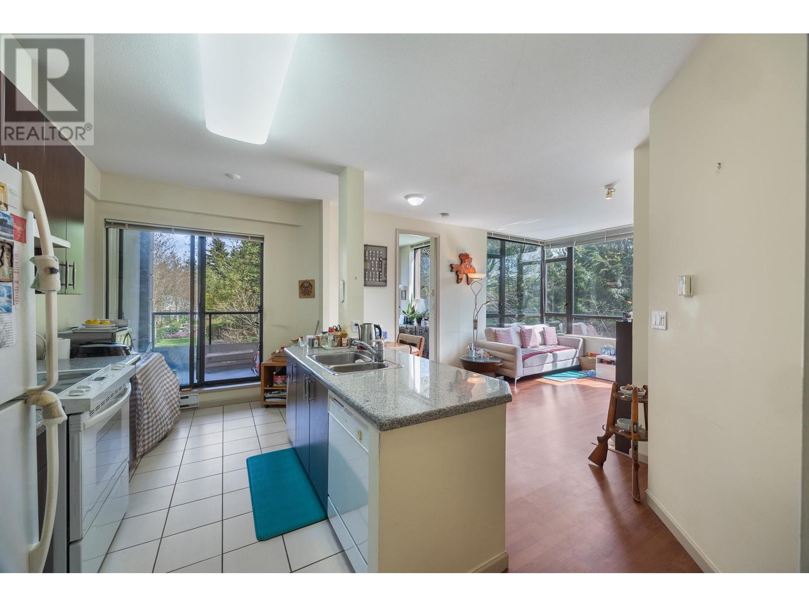 Photo 14 of 307 7388 Sandborne Avenue, Burnaby BC