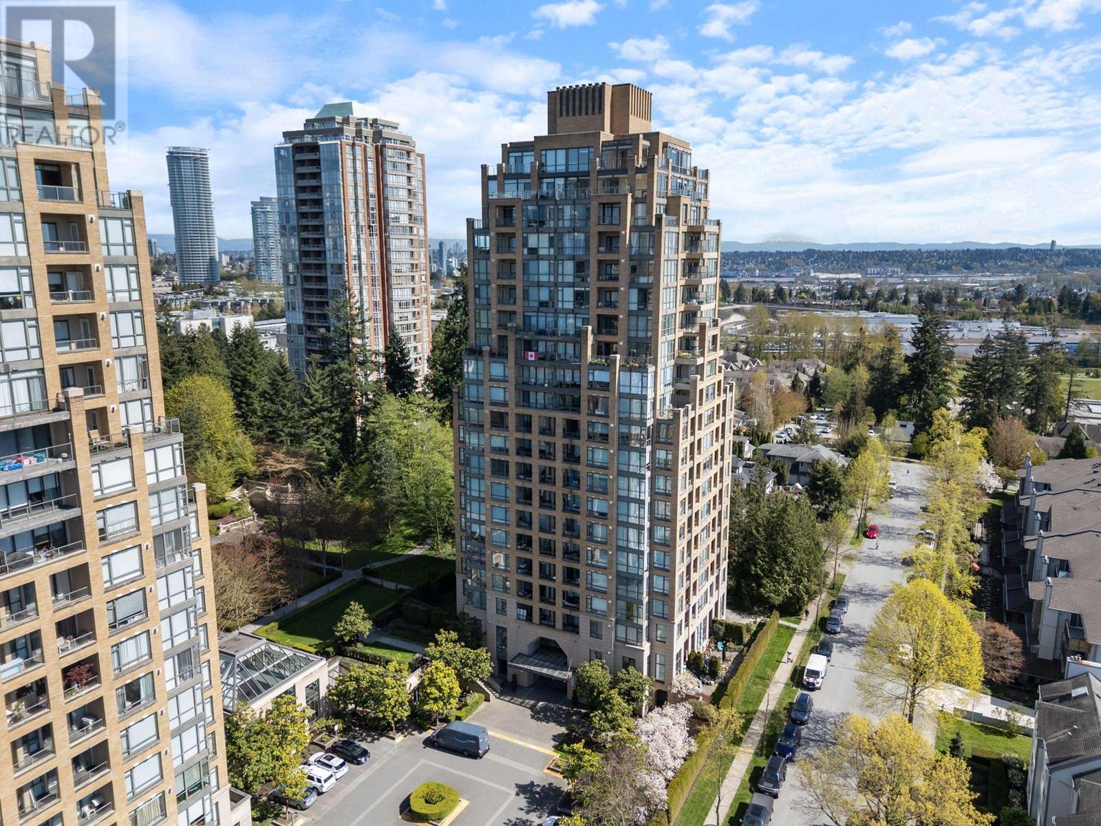Photo 3 of 307 7388 Sandborne Avenue, Burnaby BC