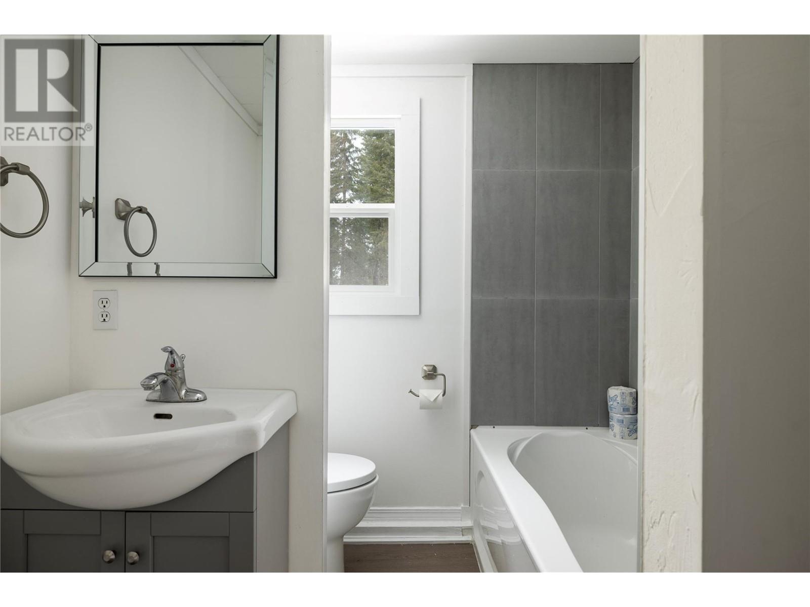 6739 Karjula Road, Falkland