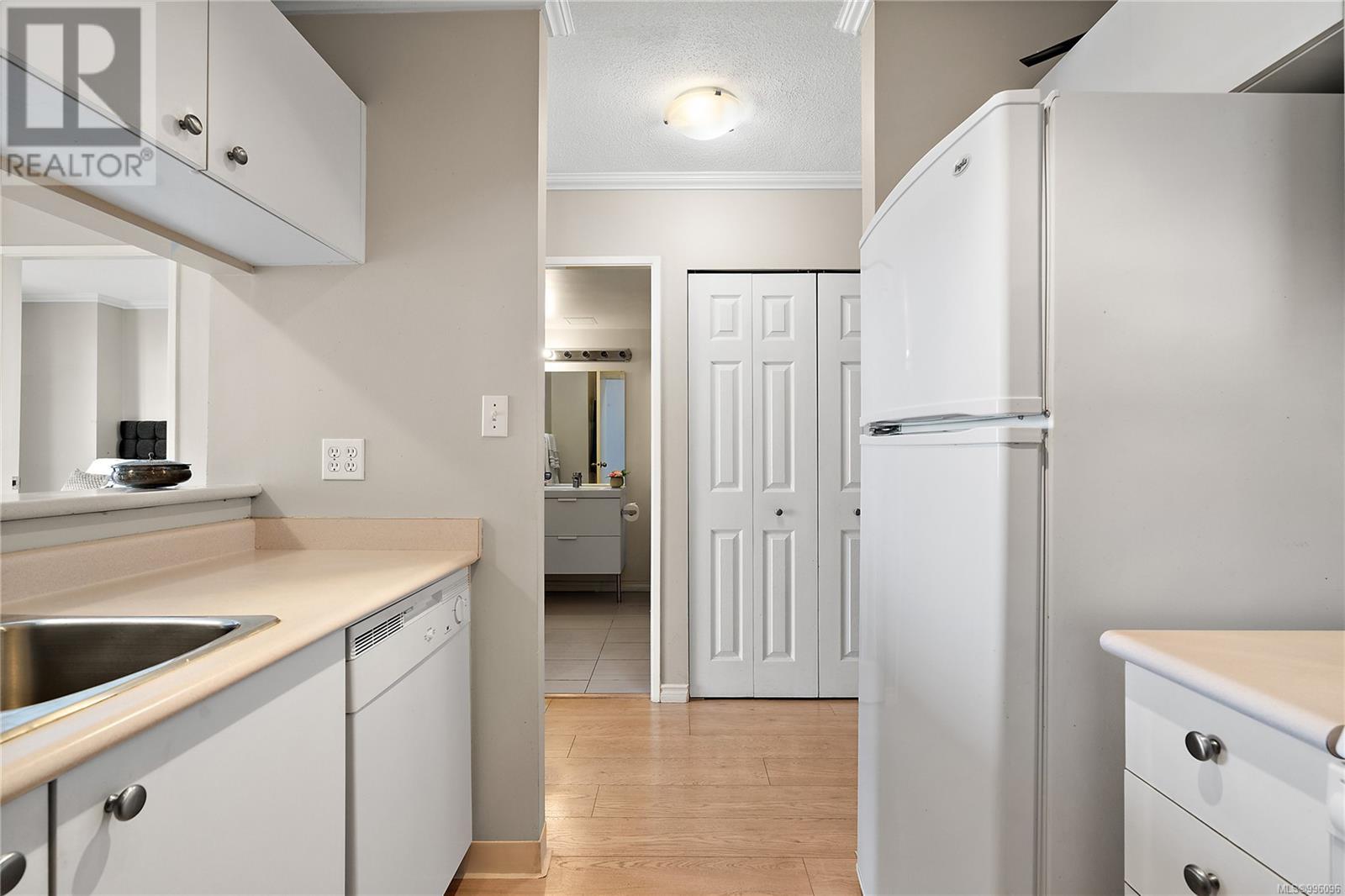 #609 835 VIEW ST - Image 6