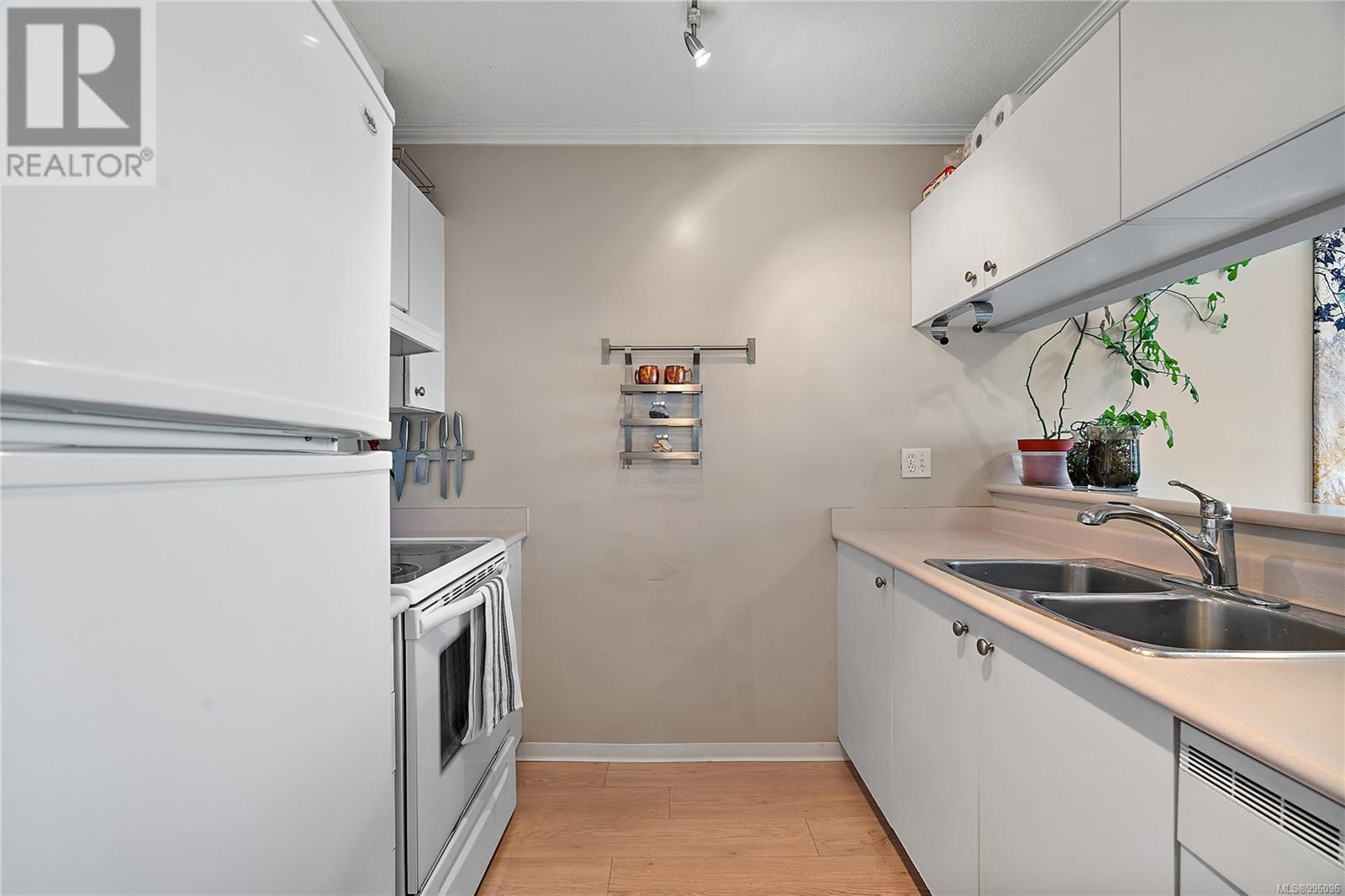 #609 835 VIEW ST - Image 4
