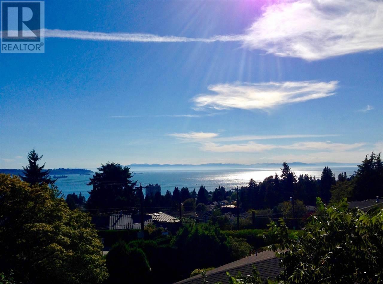 Photo 3 of 2095 Mathers Avenue, West Vancouver BC