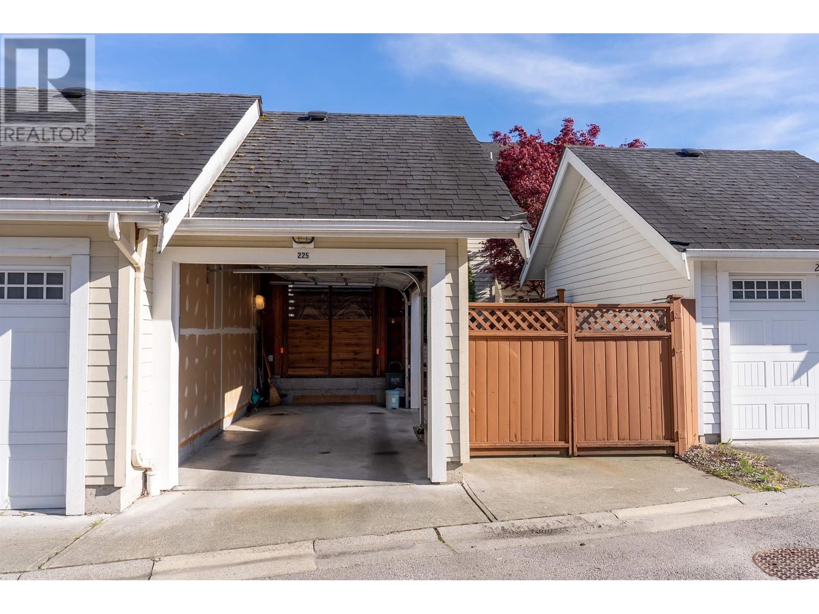 225 SALTER STREET, New Westminster