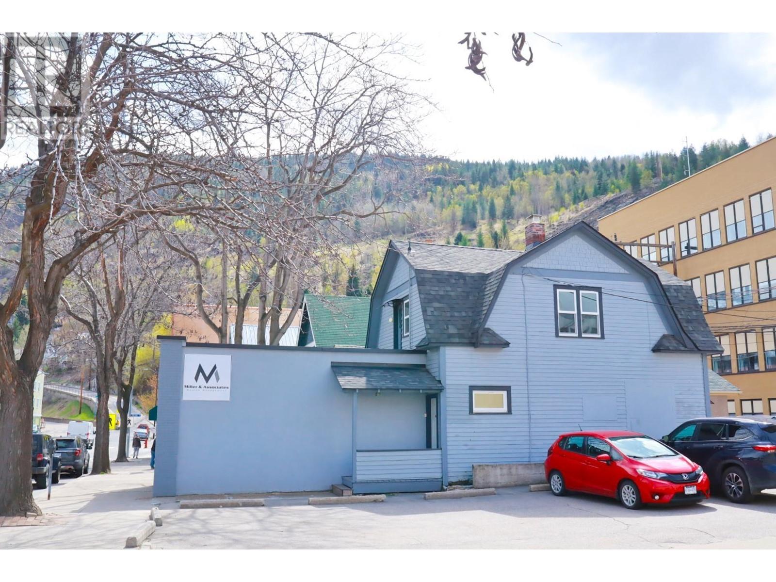 1560 BAY Avenue, Trail