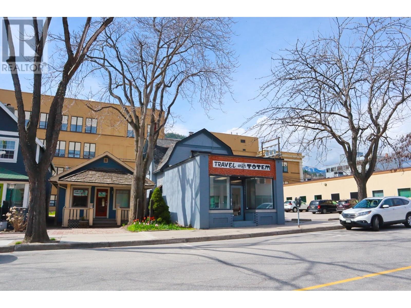 1560 BAY Avenue, Trail