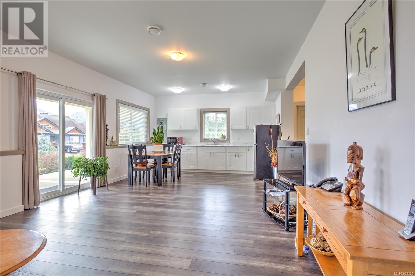 422 Mountain View Dr, Lake Cowichan