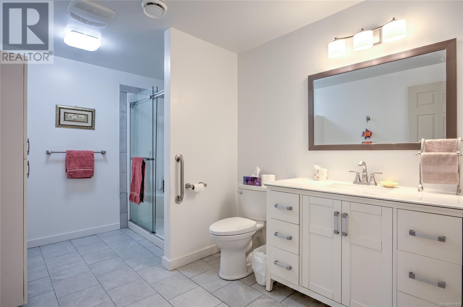 422 Mountain View Dr, Lake Cowichan