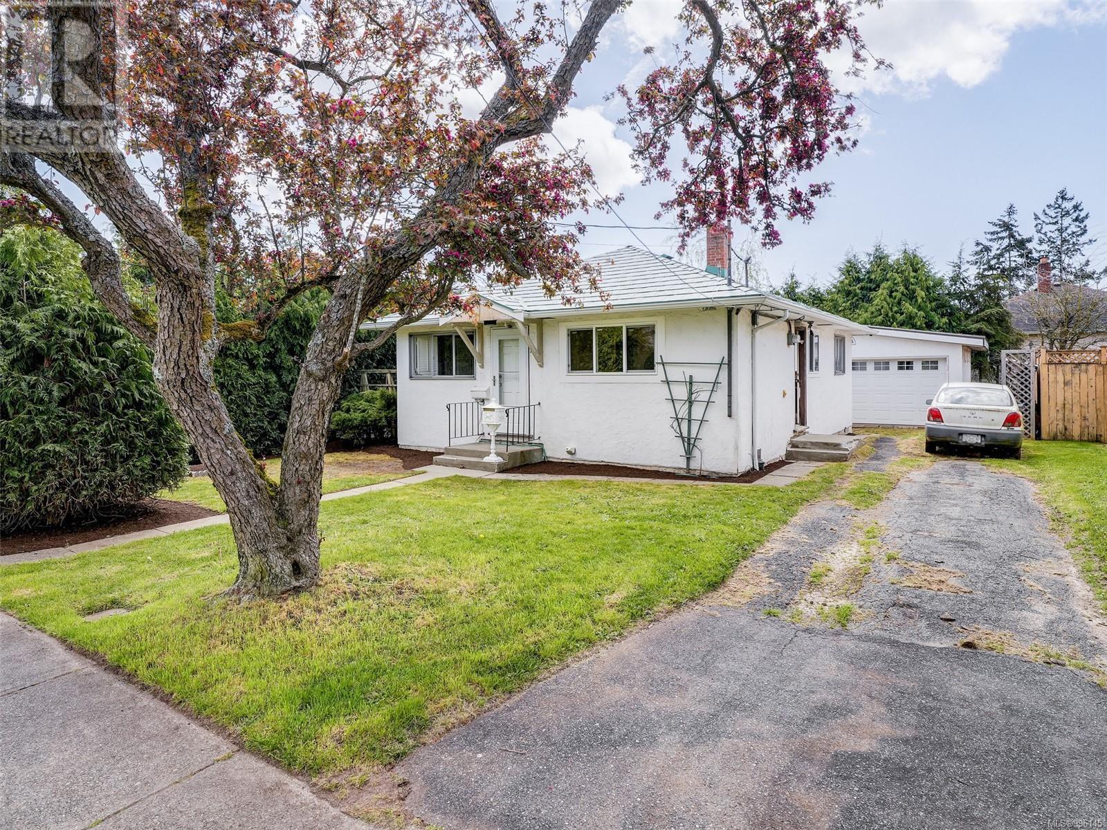 95 Regina Avenue, Saanich