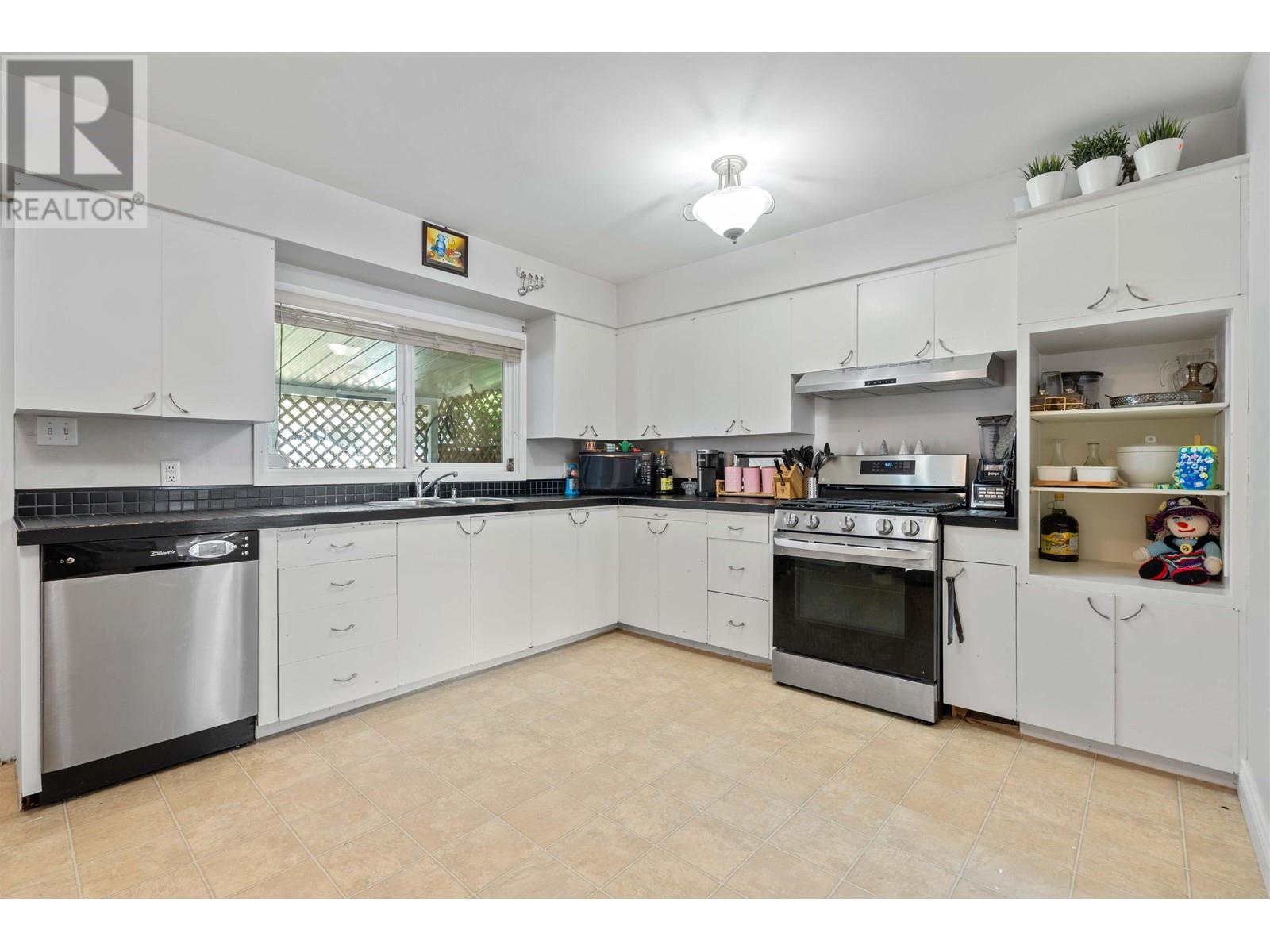 Photo 7 of 12171 221 Street, Maple Ridge BC