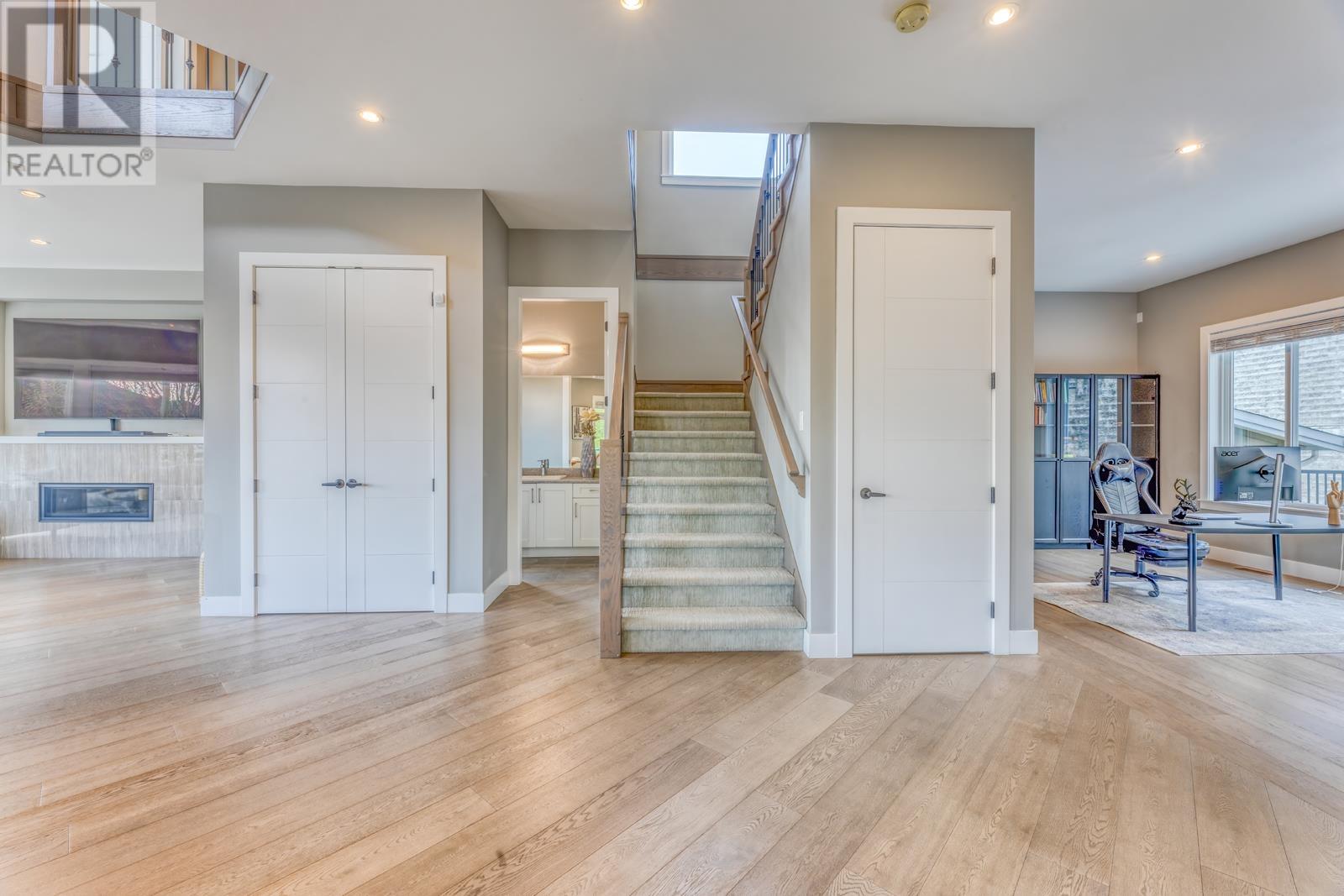 Photo 14 of 1438 Strawline Hill Street, Coquitlam BC